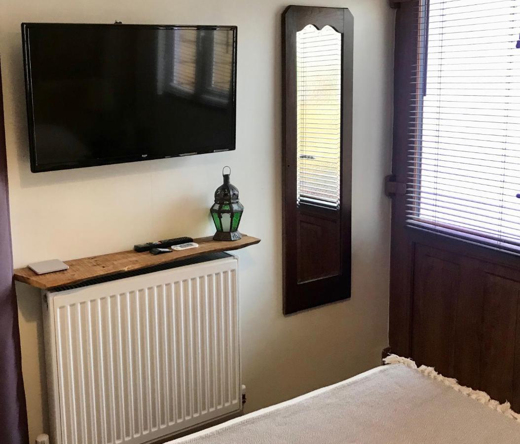 Cute Self-Contained Guest Room With Ensuite And Private Decked Porch In גלסטונברי מראה חיצוני תמונה